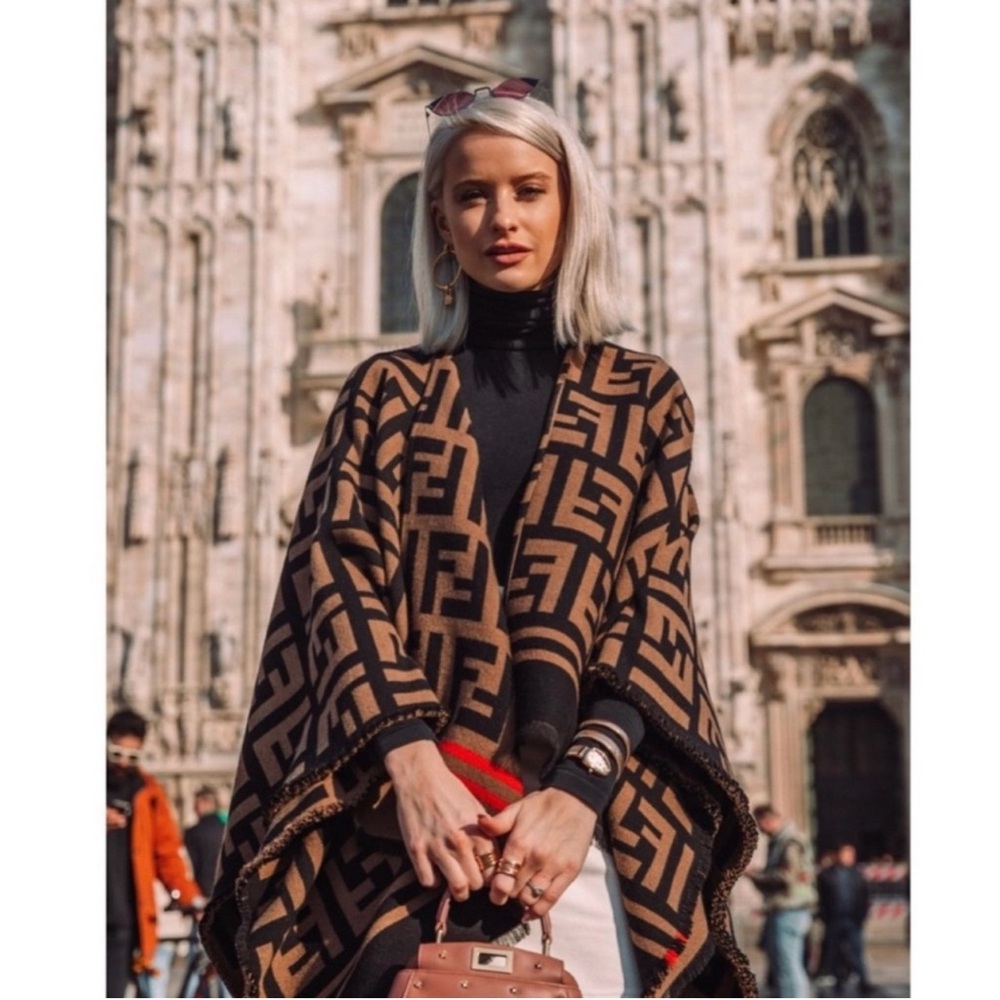 NEW FALL 26’ FENDI Roma 🤍 w/ Tags Reversible Shawl Brushed Poncho Scarf Wrap